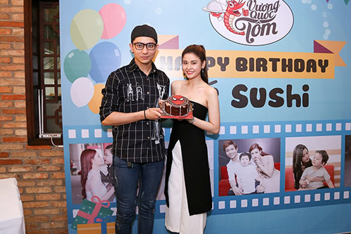 Con trai Trương Quỳnh Anh hôn má con gái Xuân Lan - 2