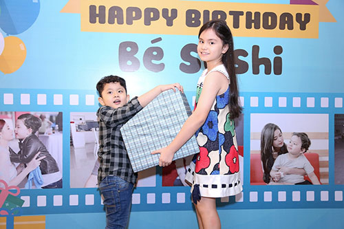 Con trai Trương Quỳnh Anh hôn má con gái Xuân Lan - 9