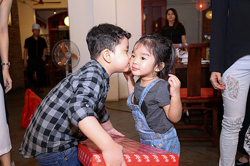 Con trai Trương Quỳnh Anh hôn má con gái Xuân Lan - 6