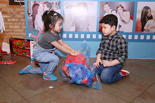 Con trai Trương Quỳnh Anh hôn má con gái Xuân Lan - 5