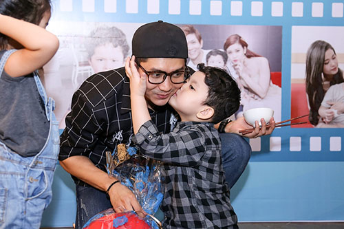 Con trai Trương Quỳnh Anh hôn má con gái Xuân Lan - 4