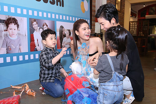 Con trai Trương Quỳnh Anh hôn má con gái Xuân Lan - 7