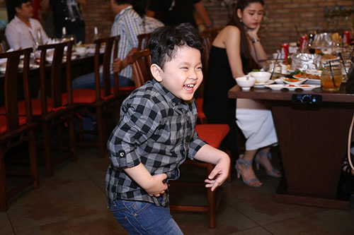 Con trai Trương Quỳnh Anh hôn má con gái Xuân Lan - 1