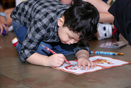 Con trai Trương Quỳnh Anh hôn má con gái Xuân Lan - 8