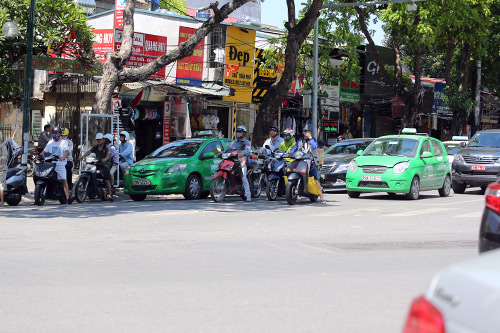 Người Hà Nội quay cuồng trong nắng nóng đỉnh điểm - 3