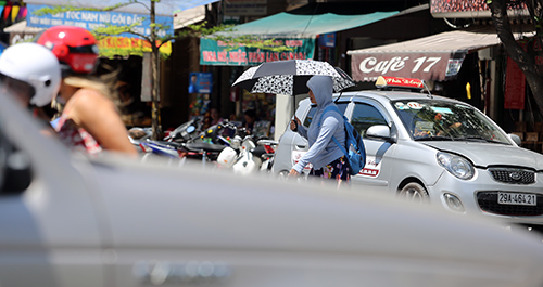 Người Hà Nội quay cuồng trong nắng nóng đỉnh điểm - 10