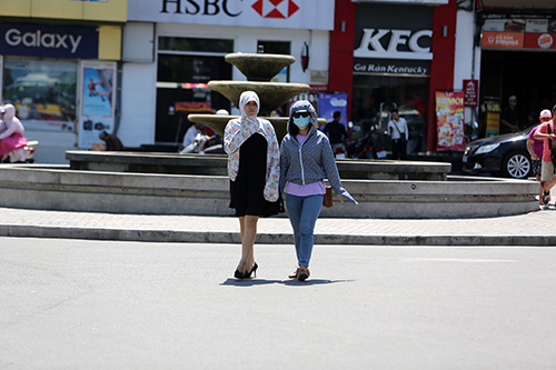 Người Hà Nội quay cuồng trong nắng nóng đỉnh điểm - 11