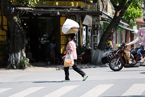 Người Hà Nội quay cuồng trong nắng nóng đỉnh điểm - 14