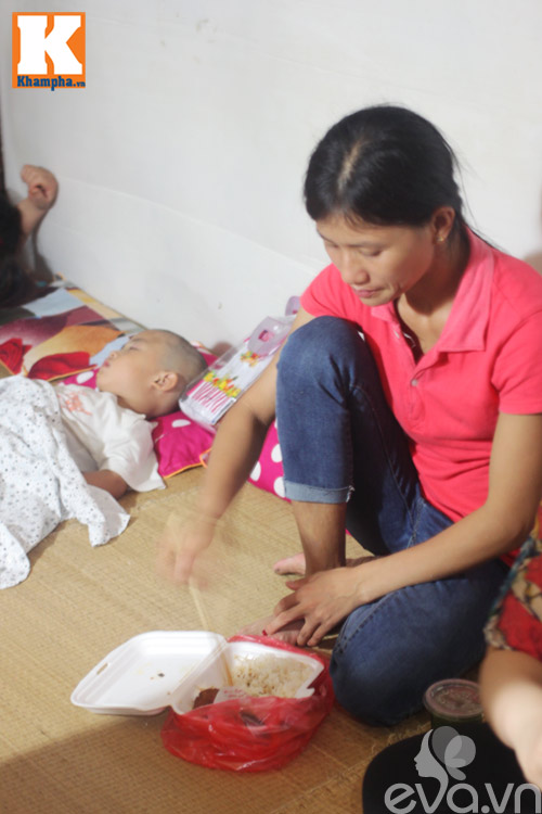Gặp những bà mẹ “cắm chốt” chăm con trong viện ngày nắng - 5