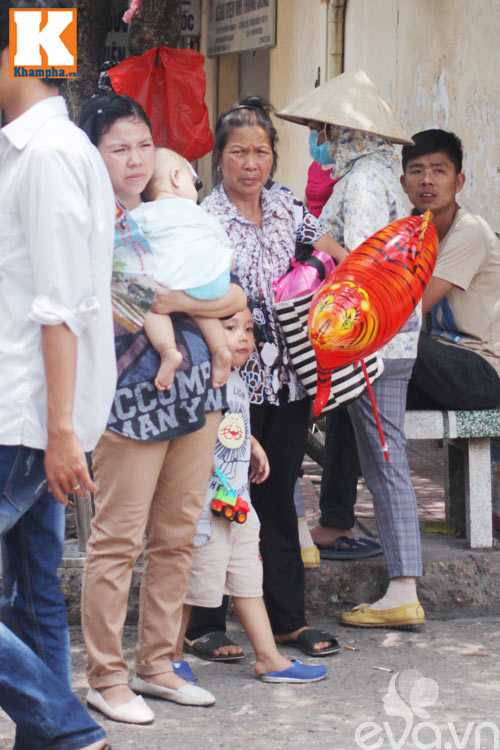 Gặp những bà mẹ “cắm chốt” chăm con trong viện ngày nắng - 1