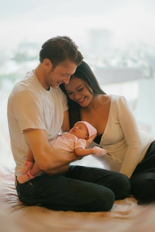 Phương Vy và chồng Tây hát bên con gái đáng yêu tựa thiên thần - 12