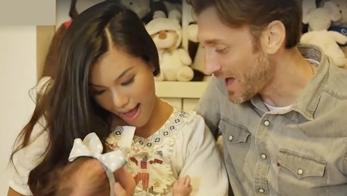 Phương Vy và chồng Tây hát bên con gái đáng yêu tựa thiên thần - 2