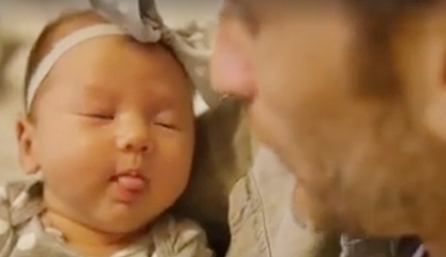 Phương Vy và chồng Tây hát bên con gái đáng yêu tựa thiên thần - 8