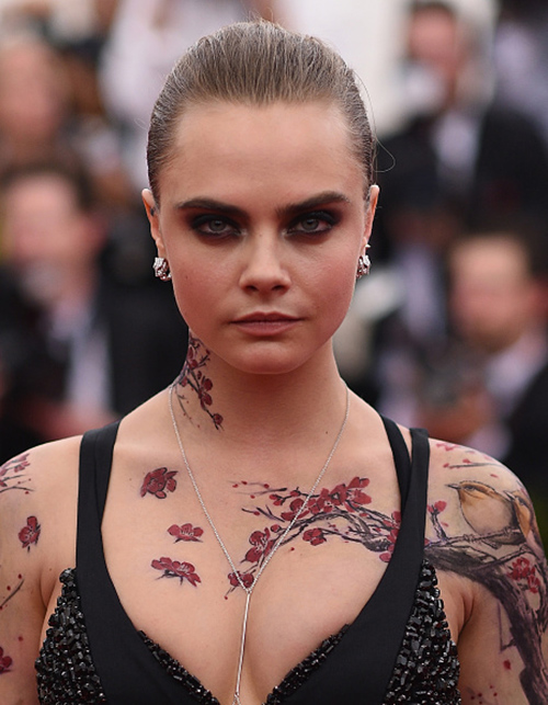 Siêu mẫu đồng tính Cara Delevingne mê xăm trổ khắp người - 2