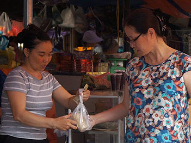 Bà nội trợ dậy sớm mua đồ cúng Tết Đoan Ngọ