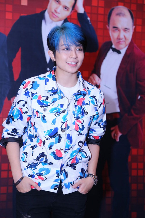 Gil Lê tóc xanh nổi bật gây chú ý bên cạnh Hương Giang Idol - 2