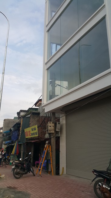 Kỳ lạ ngôi nhà “ôm” cột điện giữa Thủ đô - 1