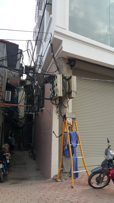 Kỳ lạ ngôi nhà “ôm” cột điện giữa Thủ đô - 2