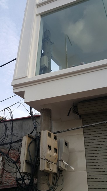 Kỳ lạ ngôi nhà “ôm” cột điện giữa Thủ đô - 3