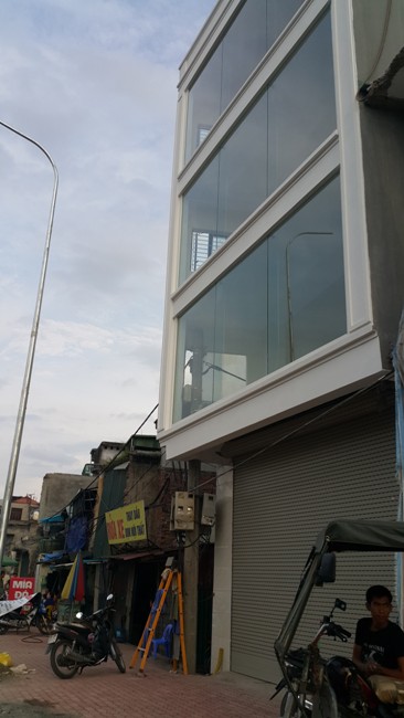 Kỳ lạ ngôi nhà “ôm” cột điện giữa Thủ đô - 4