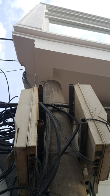 Kỳ lạ ngôi nhà “ôm” cột điện giữa Thủ đô - 5