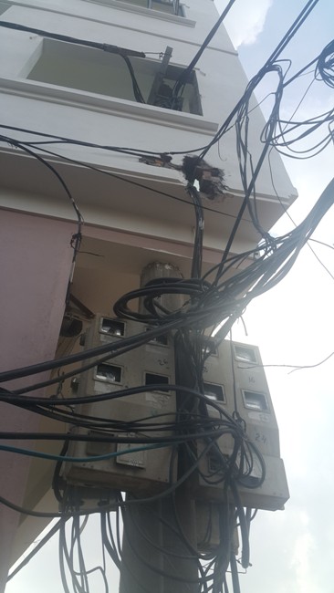 Kỳ lạ ngôi nhà “ôm” cột điện giữa Thủ đô - 7