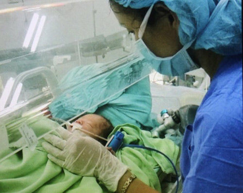 Xót lòng những em bé sơ sinh có nội tạng nằm ngoài cơ thể - 3