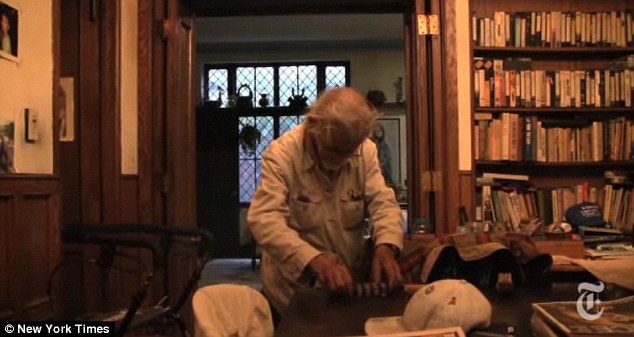 Ông lão 102 tuổi ban ngày ăn xin, tối ở nhà triệu đô - 6