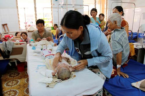 Bị cấm yêu em vợ 13 tuổi, đổ xăng đốt cả nhà - 1