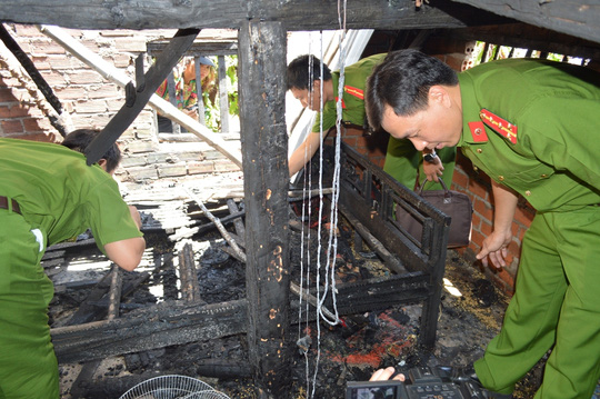 Bị cấm yêu em vợ, đốt cả nhà: Mẹ cố vứt con khỏi lửa - 1