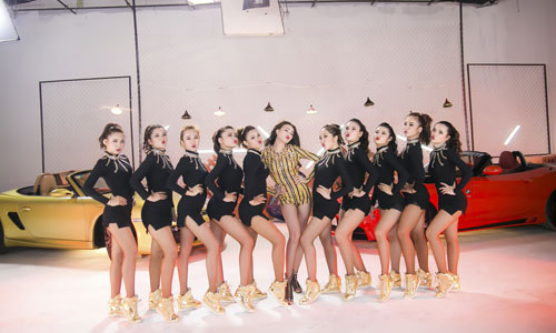 Chia tay bạn trai, Trà Ngọc Hằng đắm đuối hôn Hiếu Nguyễn - 1