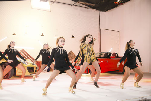 Chia tay bạn trai, Trà Ngọc Hằng đắm đuối hôn Hiếu Nguyễn - 7