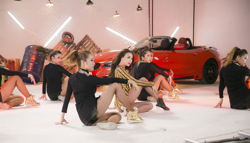 Chia tay bạn trai, Trà Ngọc Hằng đắm đuối hôn Hiếu Nguyễn - 8