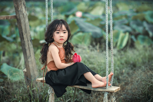 Mê mẩn bé gái Hà Nội 4 tuổi xinh như tiên nữ bên hồ sen - 2