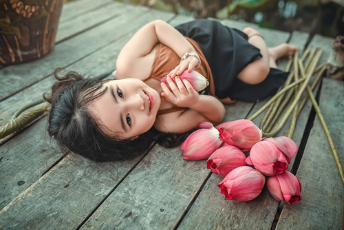 Mê mẩn bé gái Hà Nội 4 tuổi xinh như tiên nữ bên hồ sen - 1