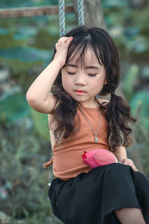 Mê mẩn bé gái Hà Nội 4 tuổi xinh như tiên nữ bên hồ sen - 4
