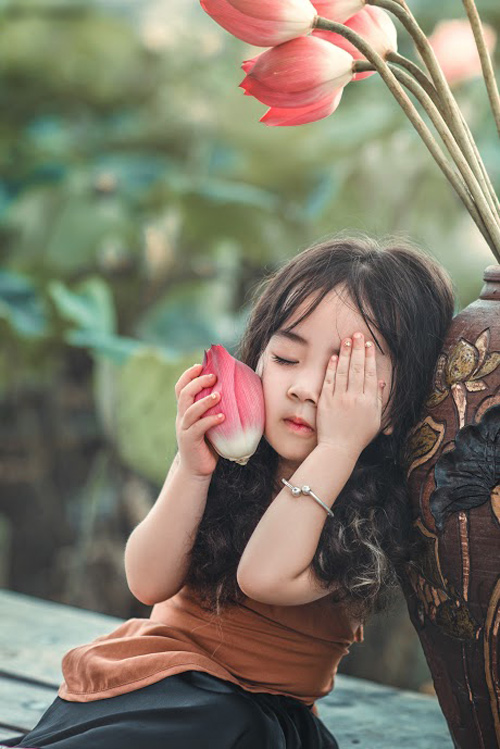 Mê mẩn bé gái Hà Nội 4 tuổi xinh như tiên nữ bên hồ sen - 5