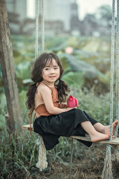Mê mẩn bé gái Hà Nội 4 tuổi xinh như tiên nữ bên hồ sen - 3