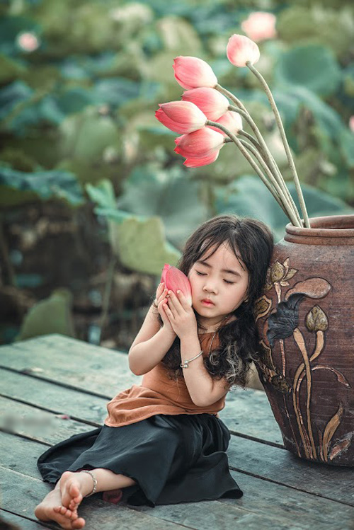 Mê mẩn bé gái Hà Nội 4 tuổi xinh như tiên nữ bên hồ sen - 7