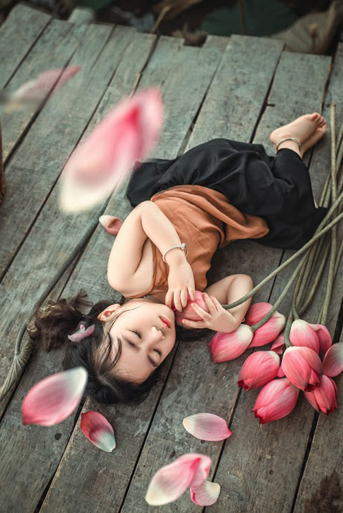 Mê mẩn bé gái Hà Nội 4 tuổi xinh như tiên nữ bên hồ sen - 10