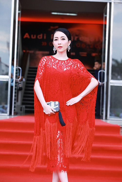 Linh Nga khoe sắc với váy tua rua đỏ rực - 2