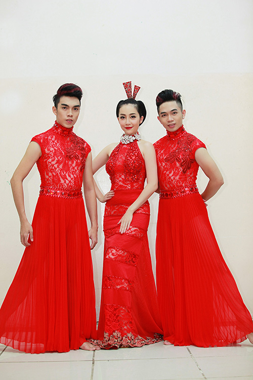 Linh Nga khoe sắc với váy tua rua đỏ rực - 6
