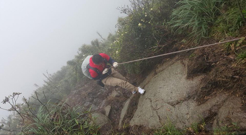 Nghẹn ngào phút thấy phượt thủ người Anh qua lời kể nhóm tìm kiếm - 2