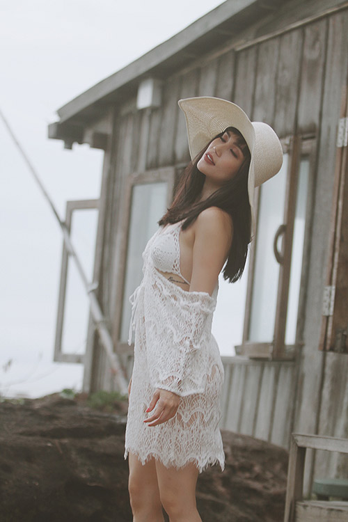 Sĩ Thanh khoe thân hình quot;ngọt lịmquot; trên biển - 2