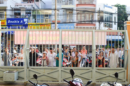 Nhiều học sinh TP.HCM mệt mỏi, ngáp trước giờ thi vào lớp 10 - 1