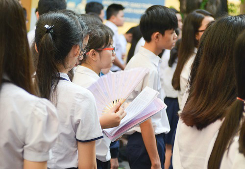 Nhiều học sinh TP.HCM mệt mỏi, ngáp trước giờ thi vào lớp 10 - 10