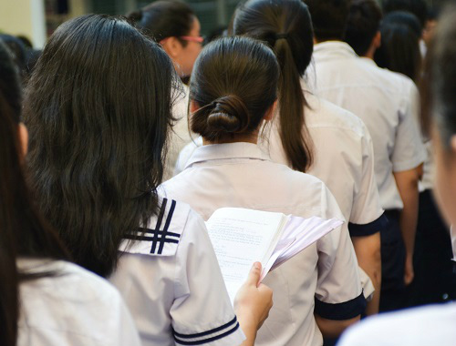 Nhiều học sinh TP.HCM mệt mỏi, ngáp trước giờ thi vào lớp 10 - 11