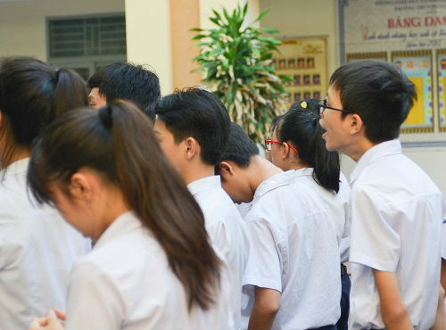 Nhiều học sinh TP.HCM mệt mỏi, ngáp trước giờ thi vào lớp 10 - 13