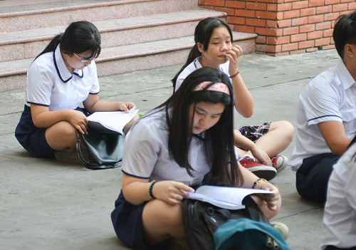 Nhiều học sinh TP.HCM mệt mỏi, ngáp trước giờ thi vào lớp 10 - 17
