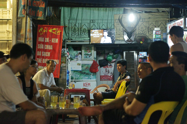 Ảnh: Người Hà Nội trắng đêm xem EURO - 1